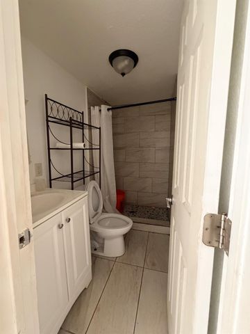 322 Pine St, Modesto, CA 95351