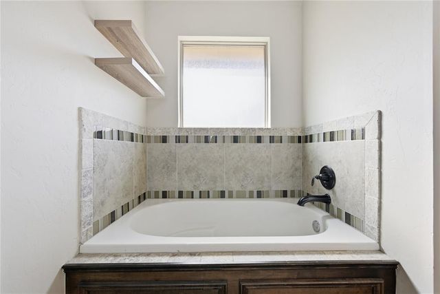 2004 Creek Side Circle, Moore, OK 73160