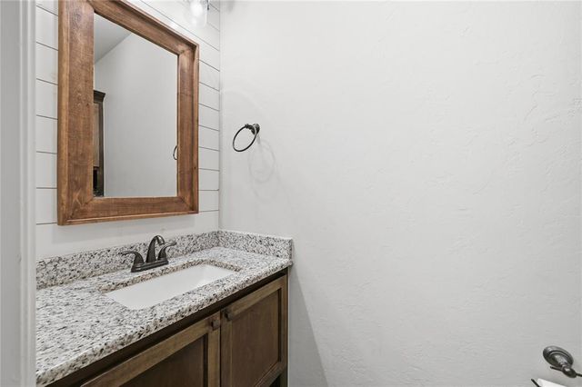 2004 Creek Side Circle, Moore, OK 73160