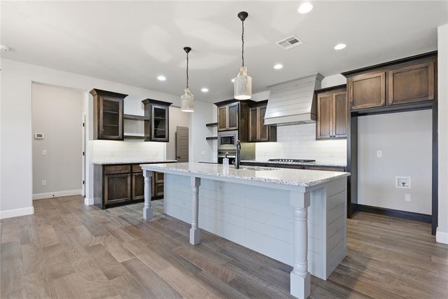 2004 Creek Side Circle, Moore, OK 73160