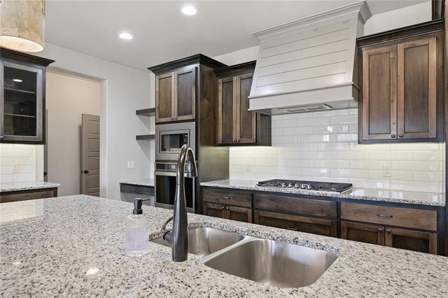 2004 Creek Side Circle, Moore, OK 73160