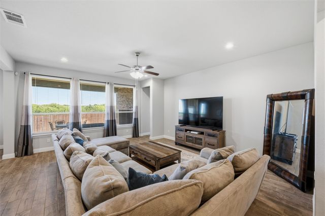 1303 Deer Hollow Drive, Arlington, TX 76002