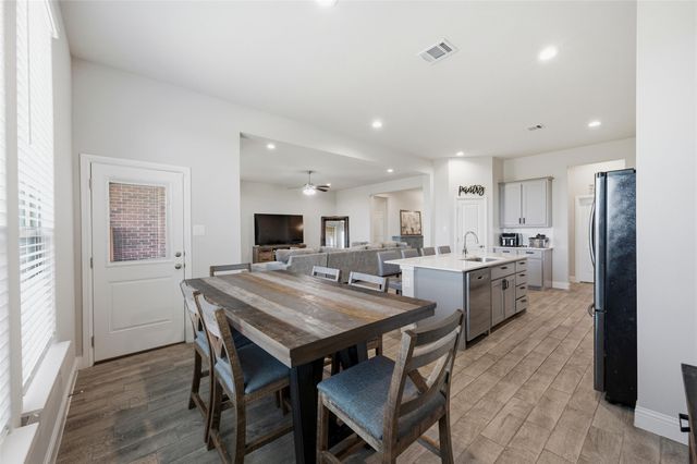 1303 Deer Hollow Drive, Arlington, TX 76002