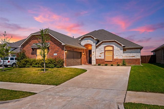 1303 Deer Hollow Drive, Arlington, TX 76002