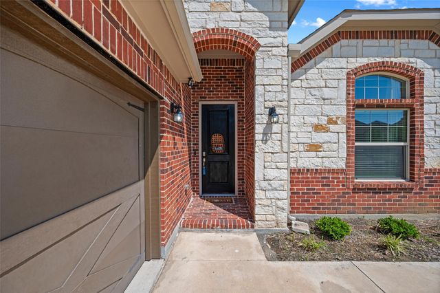 1303 Deer Hollow Drive, Arlington, TX 76002