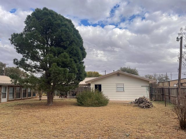 105 13th Street, Seagraves, TX 79359