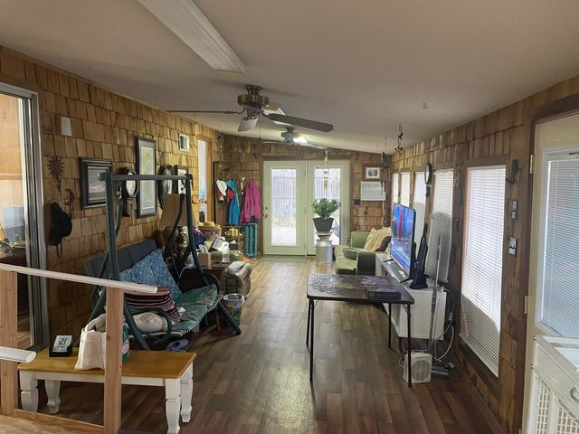 105 13th Street, Seagraves, TX 79359