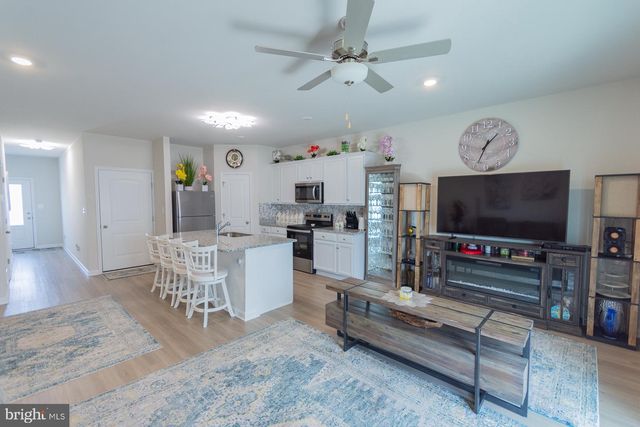 38 BLOOMSBURY ST, Falling Waters, WV 25419