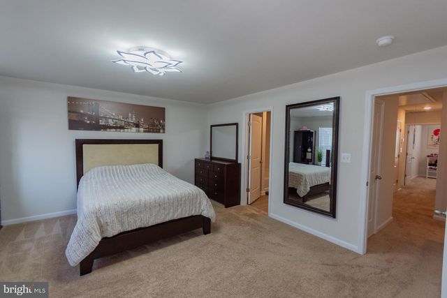 38 BLOOMSBURY ST, Falling Waters, WV 25419