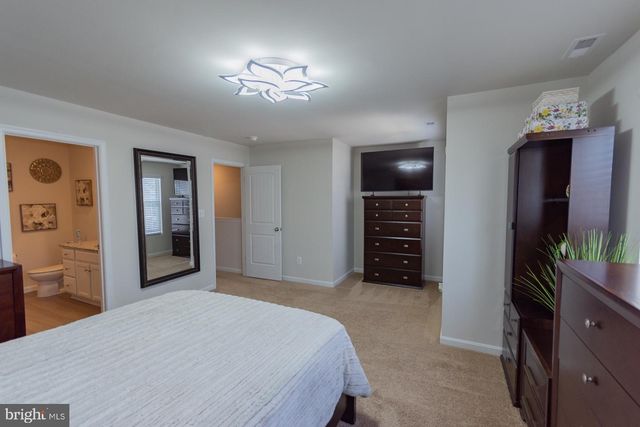 38 BLOOMSBURY ST, Falling Waters, WV 25419