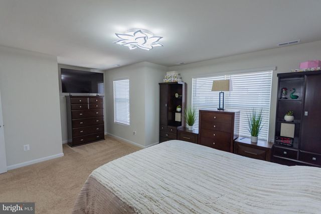 38 BLOOMSBURY ST, Falling Waters, WV 25419