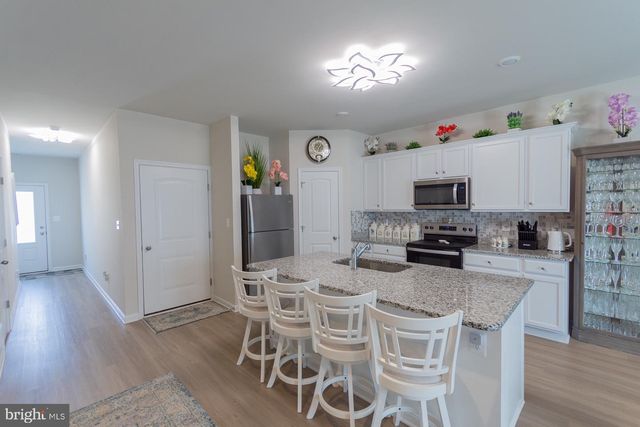 38 BLOOMSBURY ST, Falling Waters, WV 25419