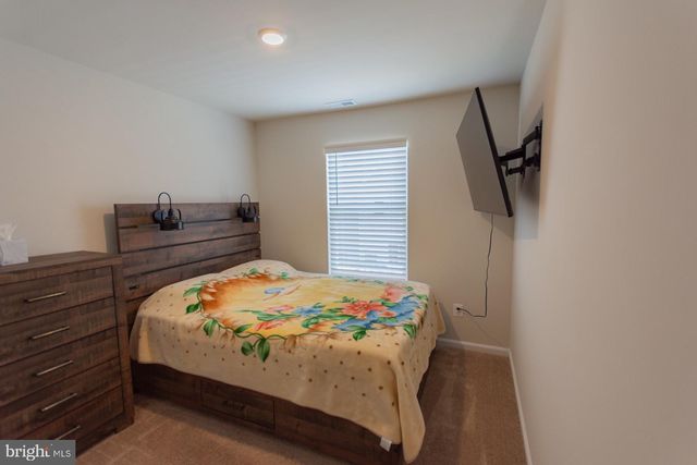 38 BLOOMSBURY ST, Falling Waters, WV 25419