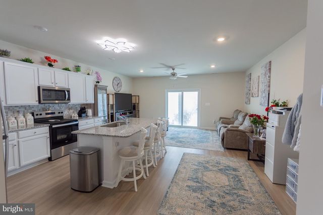 38 BLOOMSBURY ST, Falling Waters, WV 25419