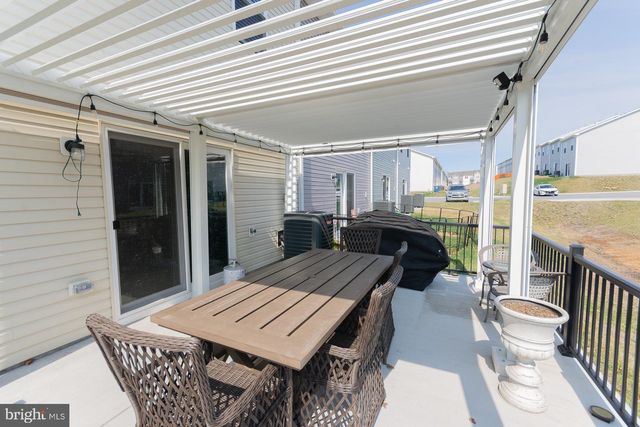 38 BLOOMSBURY ST, Falling Waters, WV 25419