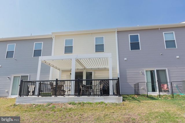 38 BLOOMSBURY ST, Falling Waters, WV 25419