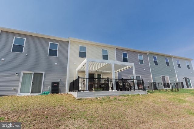 38 BLOOMSBURY ST, Falling Waters, WV 25419