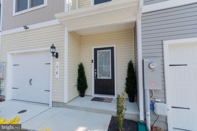 38 BLOOMSBURY ST, Falling Waters, WV 25419