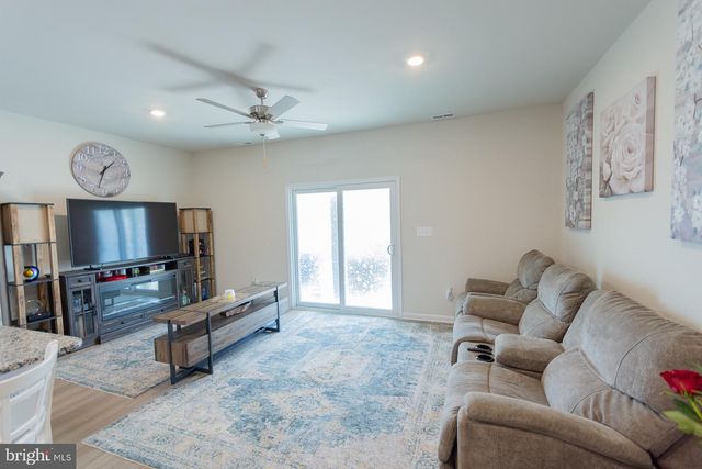 38 BLOOMSBURY ST, Falling Waters, WV 25419