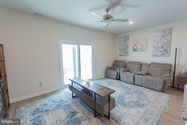 38 BLOOMSBURY ST, Falling Waters, WV 25419