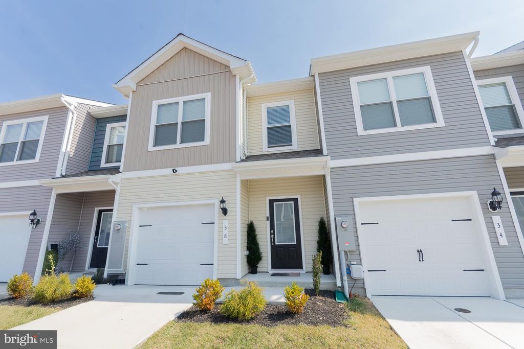 38 BLOOMSBURY ST, Falling Waters, WV 25419