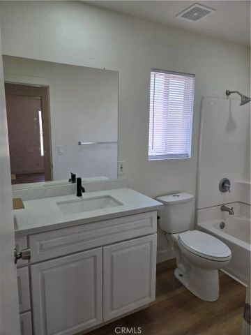 11426 215th B, Lakewood, CA 90715