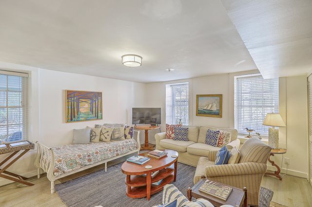 11 George Street, Charleston, SC 29401