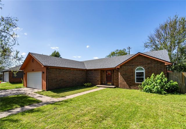 101 Glenwood Place, Siloam Springs, AR 72761