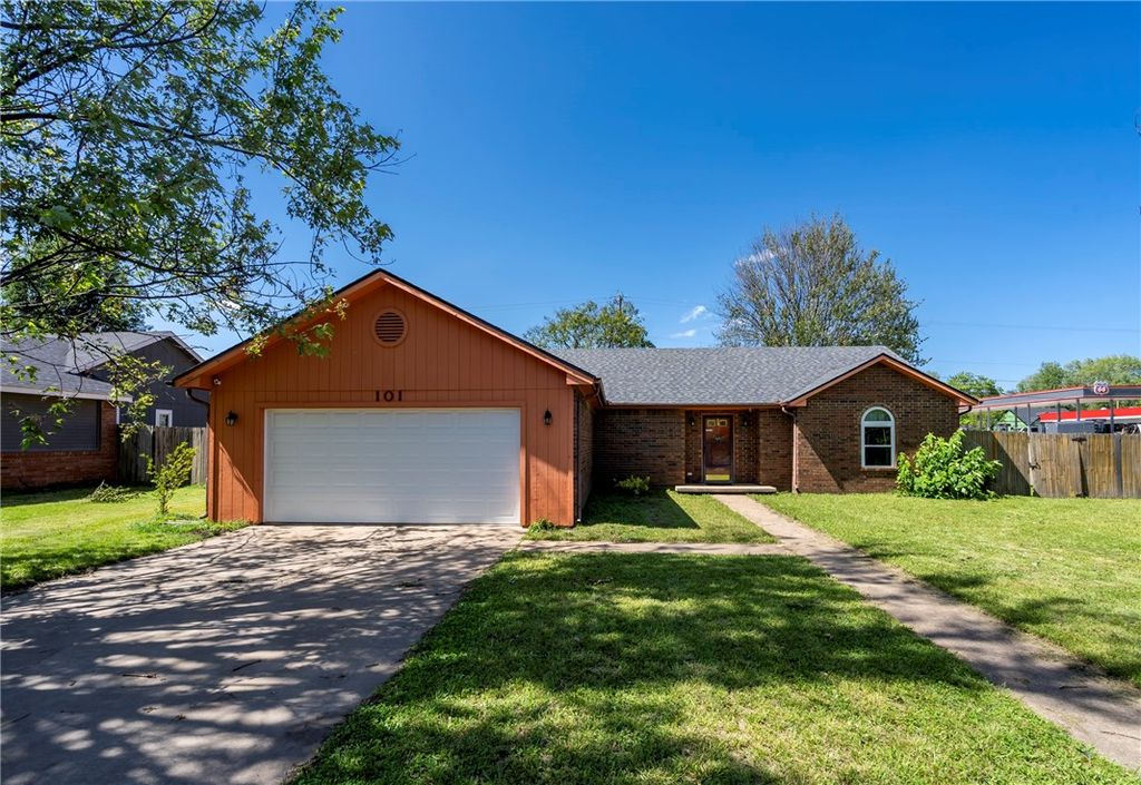 101 Glenwood Place, Siloam Springs, AR 72761