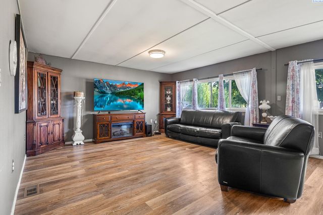 2705 S Cedar Street, Kennewick, WA 99337