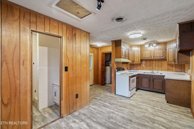 135 Princeton Ave, Oak Ridge, TN 37830