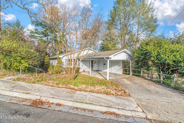 135 Princeton Ave, Oak Ridge, TN 37830