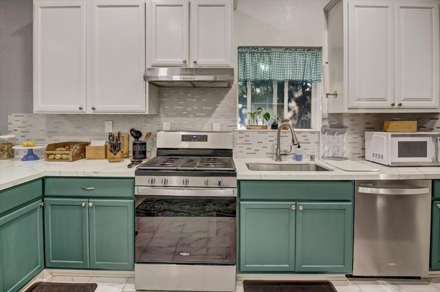 5676 Arboga Rd, Olivehurst, CA 95961