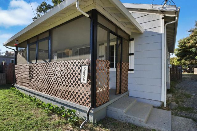 5676 Arboga Rd, Olivehurst, CA 95961