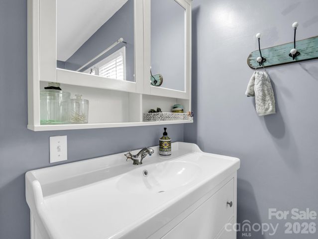 47 Granny Apple Road, Hendersonville, NC 28792