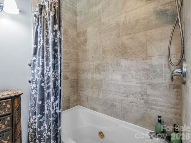 47 Granny Apple Road, Hendersonville, NC 28792