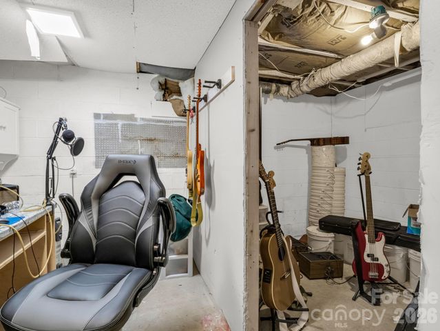 47 Granny Apple Road, Hendersonville, NC 28792