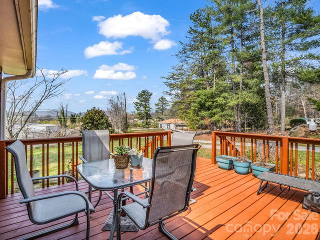 47 Granny Apple Road, Hendersonville, NC 28792