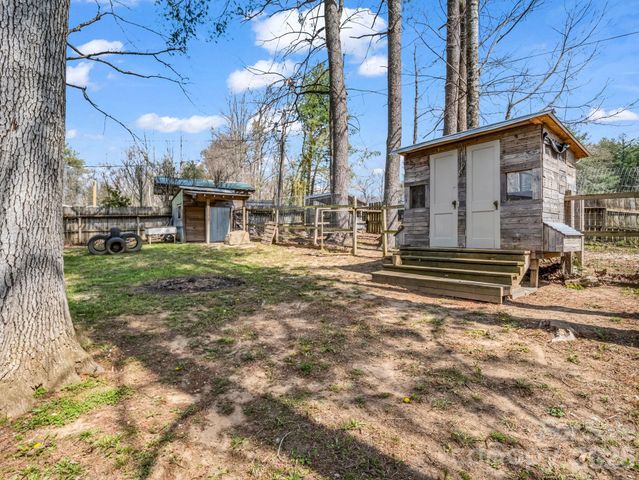 47 Granny Apple Road, Hendersonville, NC 28792