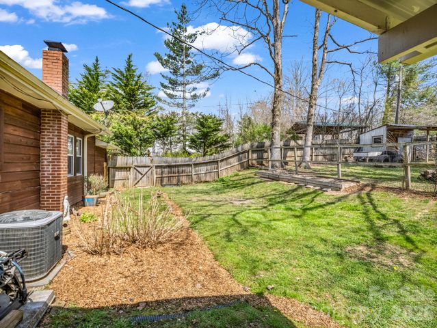 47 Granny Apple Road, Hendersonville, NC 28792