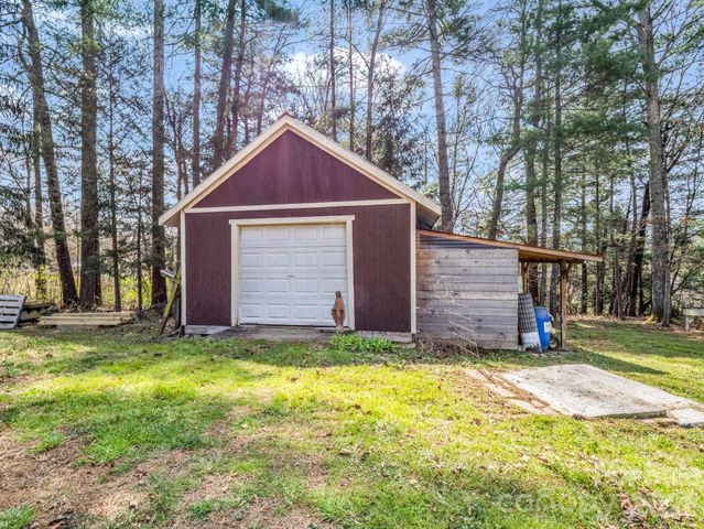 47 Granny Apple Road, Hendersonville, NC 28792