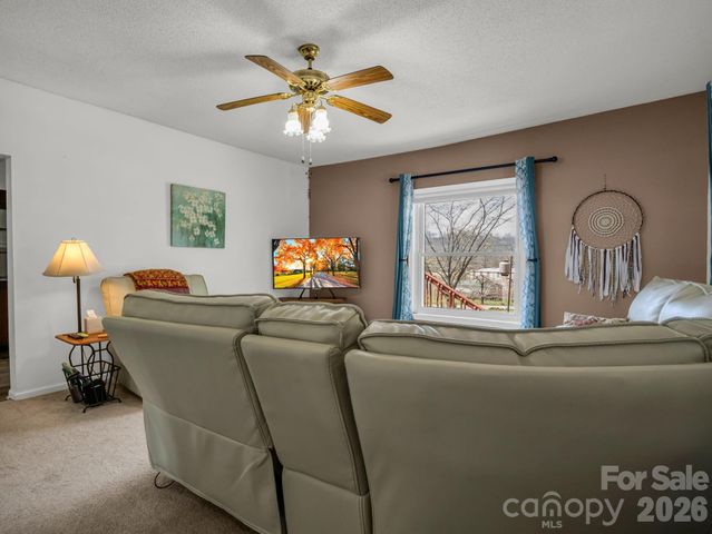 47 Granny Apple Road, Hendersonville, NC 28792