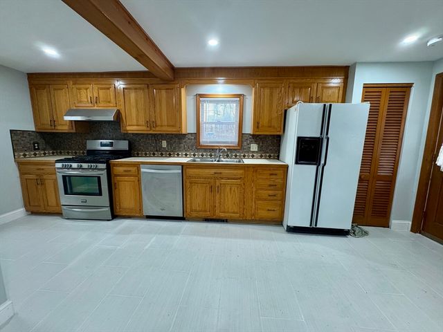 17 Cedar Ct, Lowell, MA 01852