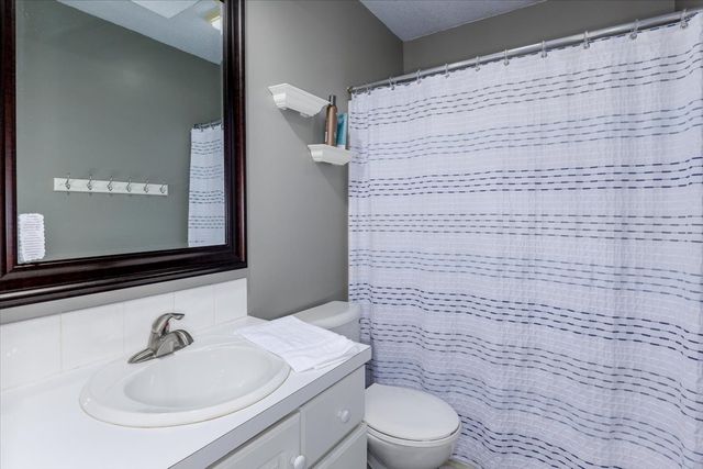13921 Hawthorn Drive, Clive, IA 50325
