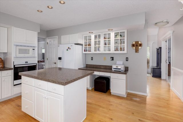 13921 Hawthorn Drive, Clive, IA 50325