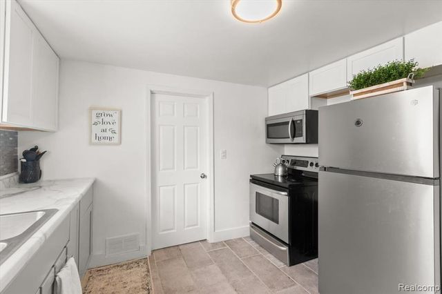 1054 E Mandeville Street, Burton, MI 48529