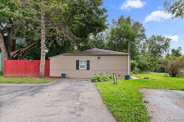 1054 E Mandeville Street, Burton, MI 48529