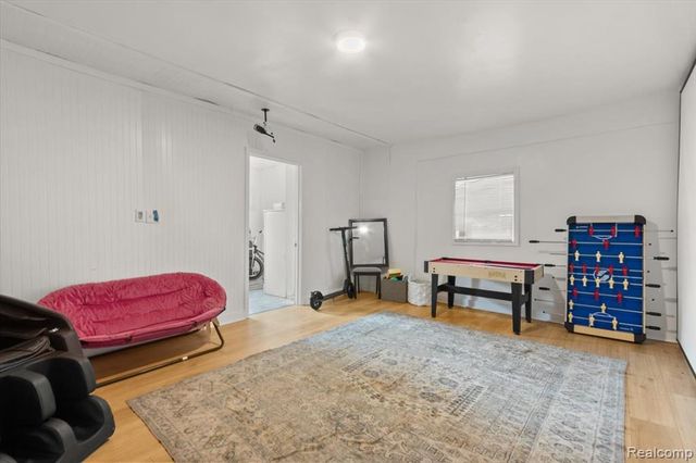 1054 E Mandeville Street, Burton, MI 48529