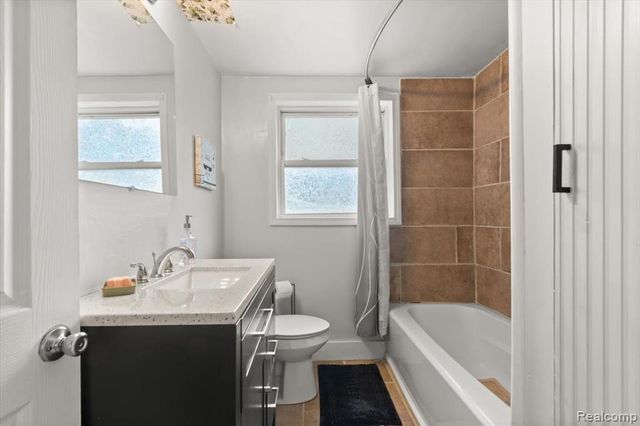 1054 E Mandeville Street, Burton, MI 48529