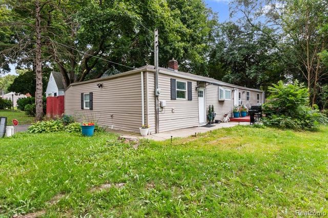 1054 E Mandeville Street, Burton, MI 48529